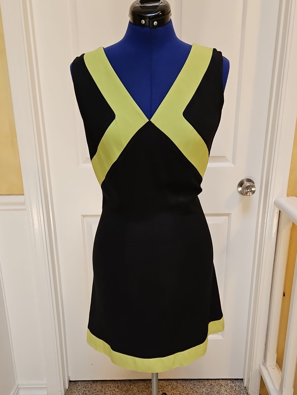 BE SMART dress w/ a striking black/lime green color-blocked design - 11/12
